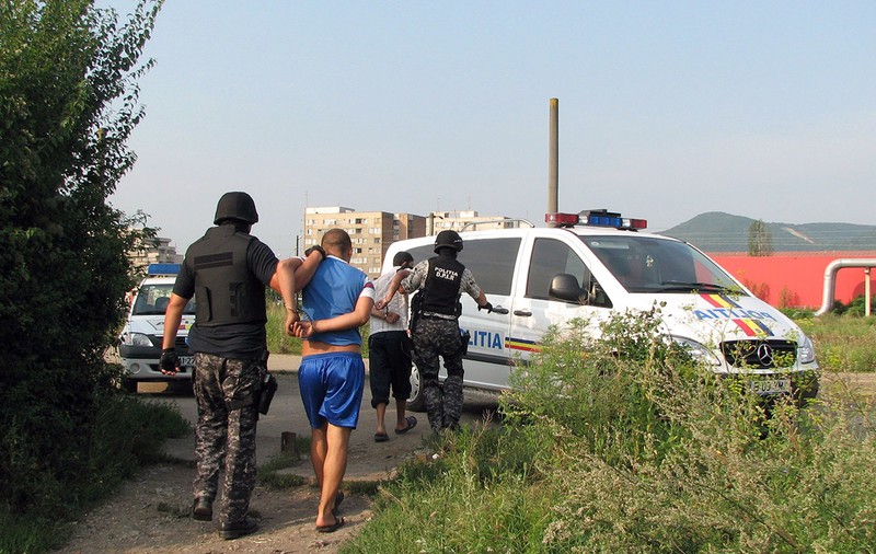 Cum a arestat poliția doi nevinovați, pe care i-a forțat să recunoască un viol la adresa unei fetițe de 10 ani