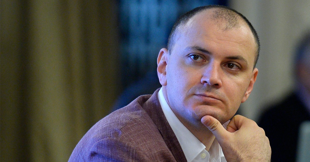 Sebastian Ghiță îmbrăcat într-un sacou grena.