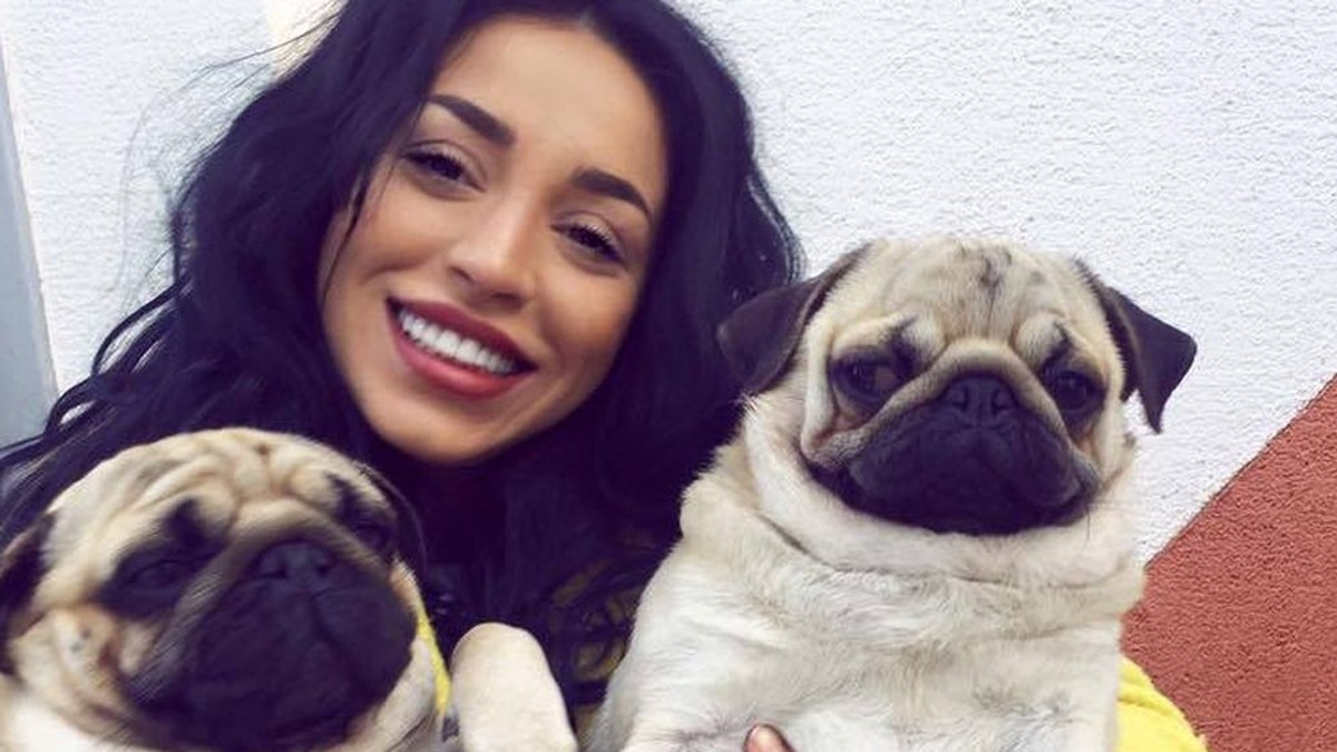 Ruby, alături de cei doi patrupezi ai ei. Artista a făcut un selfie de toată frumusețea