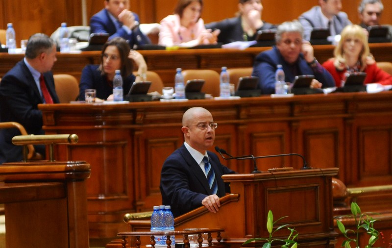 Un deputat PSD vrea să dea înapoi bugetarilor salariile tăiate în perioada Guvernului Boc în perioada Guvernului Boc- proiect