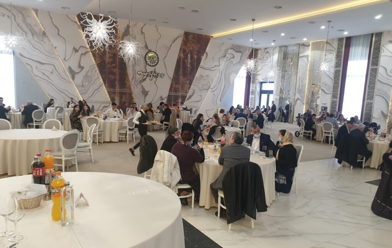 Reprezentanții hotelului lui Ștefan Mandachi, după ce polițiștii au ”spart” o nuntă organizată în local: ”În restaurant se aflau persoane care serveau masa, nu petrecea nimeni”