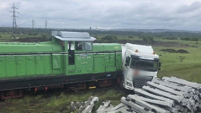 Un tren marfar a intrat într-o cisternă plină cu motorină, în județul Giurgiu. Traficul a fost oprit, sunt scurgeri de combustibil