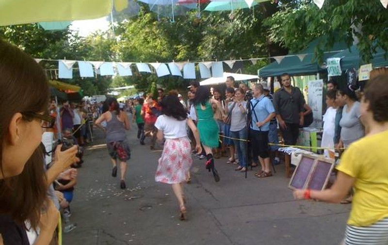 Incredibil! Un bărbat a câștigat crosul pe tocuri de la Festivalul "Femei pe Mătăsari"