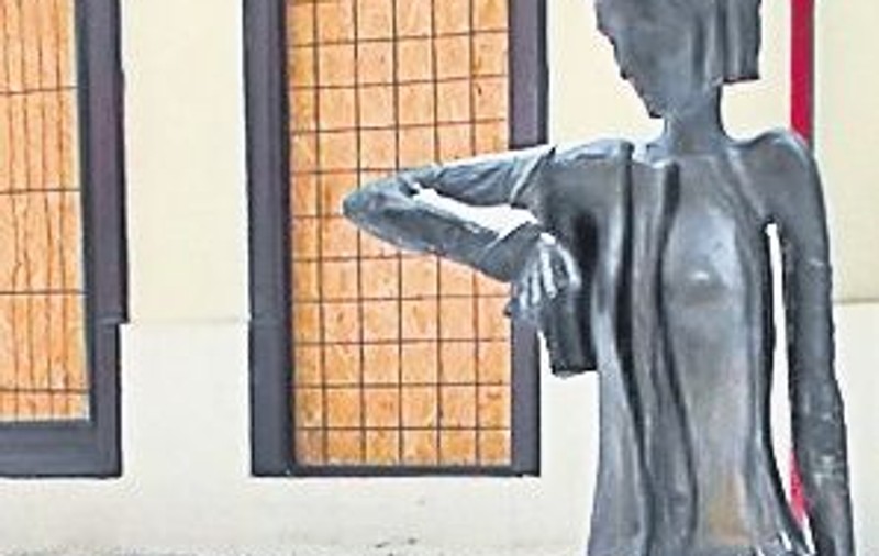 Doi tineri din Baia Mare au furat «copilul» din bronz