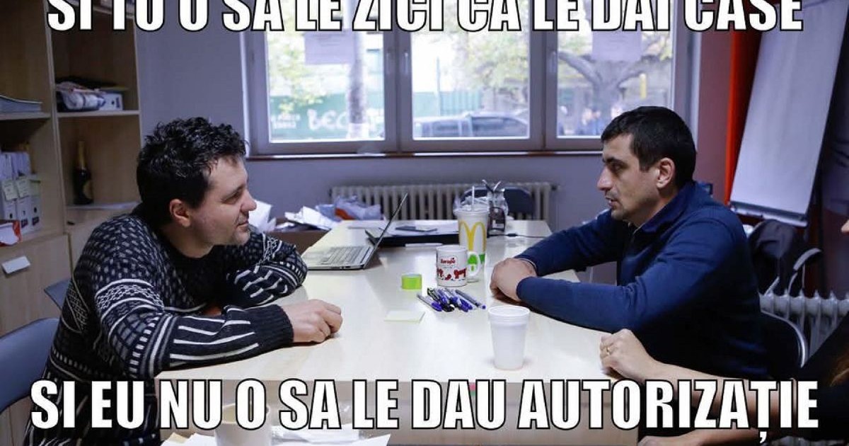 George Simion și Nicușor Dan, amândoi tineri, stau la o masă și par să negocieze ceva. Textul pozei îl citează pe Nicușor Dan care i-ar spune lui George Simion: Tu o să le zici că le dai case, iar răspunsul lui Simion este: Iar tu nu o să le dai autorizație de construcție