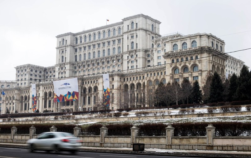 Angajați ai Senatului, verificați de Poliție. Sunt bănuiți că au folosit adeverințe false de salariu pentru împrumuturi la CAR