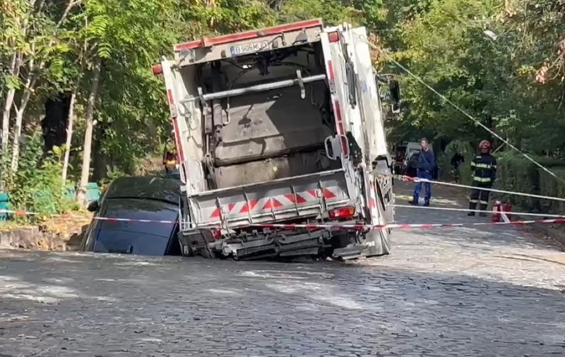 O maşină a căzut într-o groapă, după ce asfaltul s-a surpat, în sectorul 6 al Capitalei | VIDEO