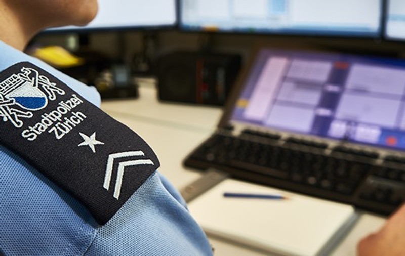 „Ești «bombă», visul oricărui bărbat!”.O tânără a reclamat la poliția din Zurich un caz de agresiune, apoi a fost hărțuită de ofițerul care preluase ancheta