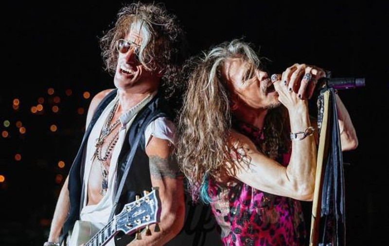 Chitaristul trupei Aerosmith, Joe Perry, spitalizat de urgenţă. S-a prăbuşit la ieşirea de pe scenă, după un concert