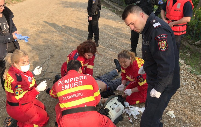 Un bărbat care a căzut în Dâmbovița a fost scos din apă de un paramedic