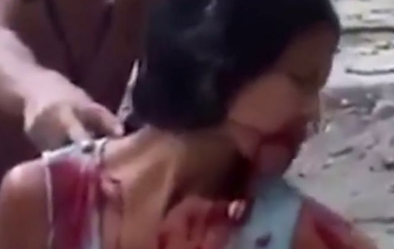 Ritual şocant de exorcizare, în faţa a zeci de oameni | VIDEO VIRAL