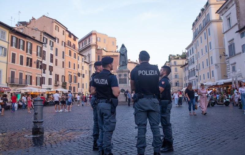 Un român urmărit internațional, care fugise de lege în Italia, a fost dat de gol, din greșeală, de soție