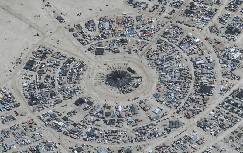 Zeci de mii de participanţi la festivalul Burning Man au rămas blocaţi în deşertul Nevada din cauza ploii şi a noroiului. O persoană a murit. VIDEO