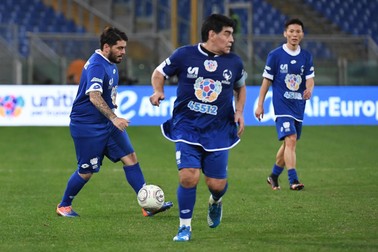 epa05582928 Diego Armando Maradona jr. (L) with his father Diego Armando Maradona (C) in action during the 'Match of Peace - United for Peace', charity soccer match promoted by the Schools for Encounter foundation, an organization boosted by Pope Francis, at Olimpico stadium in Rome, Italy, 12 October 2016. EPA/ALESSANDRO DI MEO