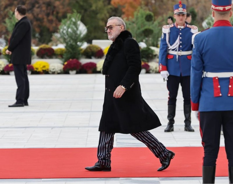Ceremonia de sfințire a picturii Catedralei Mântuirii Neamului. Peste 12.500 de oameni, printre care Nicușor Dan, Ilie Bolojan, Traian Băsescu și Emil Constantinescu, au fost martori la citirea actului de sfințire