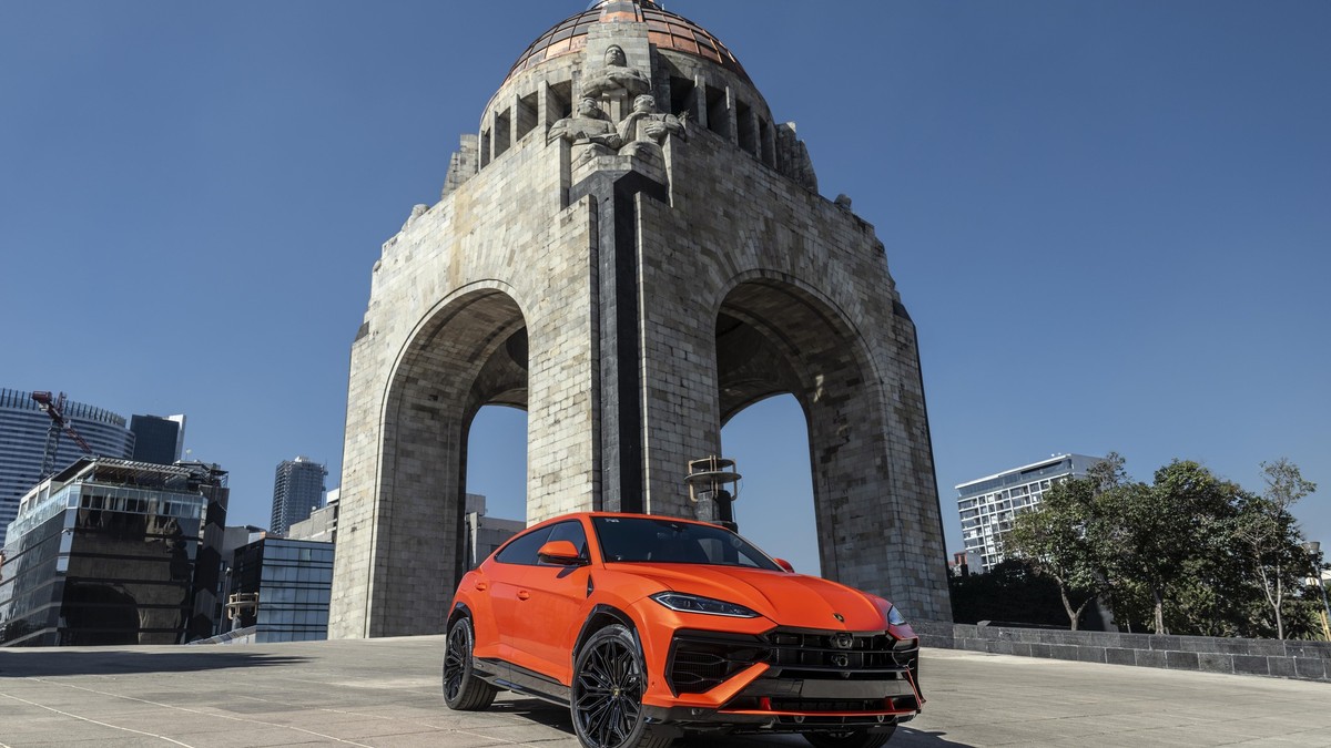 Un SSUV Lamborghini Urus SE 2025, de culore portocaliu, prezentat în Mexic, pe 20 martie 2025.