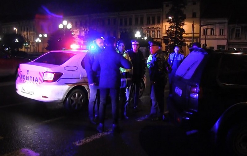 Poliţist atacat cu maceta în faţa unui club din Arad, în Ajun de Crăciun. A fost tăiat şi lovit cu pumnii în cap
