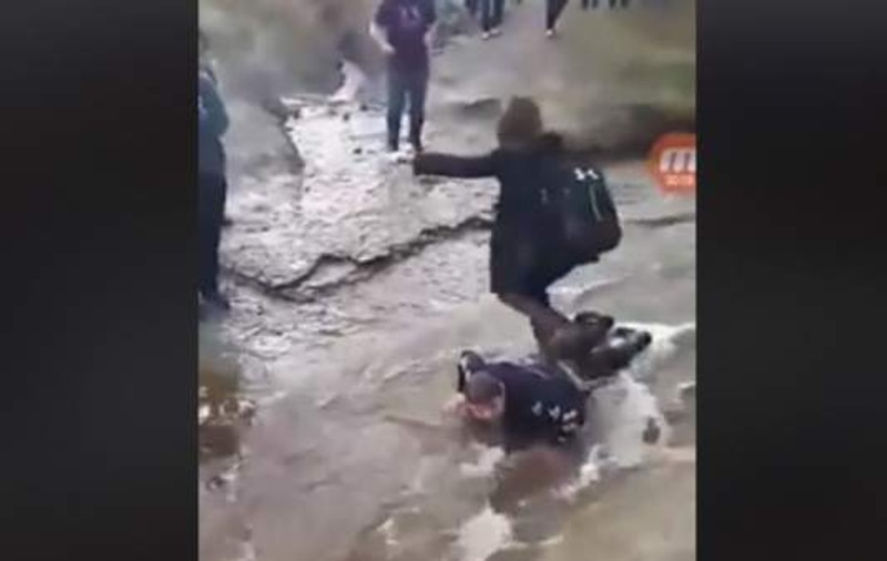 Comportament șocant. Au obligat un copil de 14 ani, cu paralizie cerebrală, să se facă punte ca să treacă peste el | VIDEO
