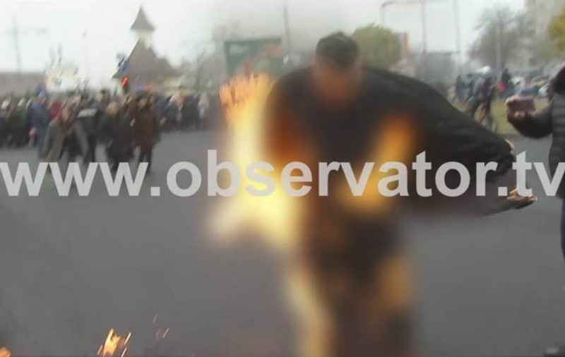 IMAGINI ȘOCANTE / Gest extrem, la sfințirea Catedralei Neamului. Un preot și-a dat foc