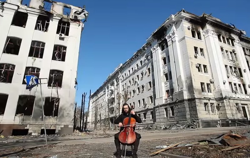 „Muzica, pansamentul sufletului”. Un violoncelist interpretează suite de Bach în fața clădirilor distruse din Harkov, un pianist concertează în fața gării din Lviv