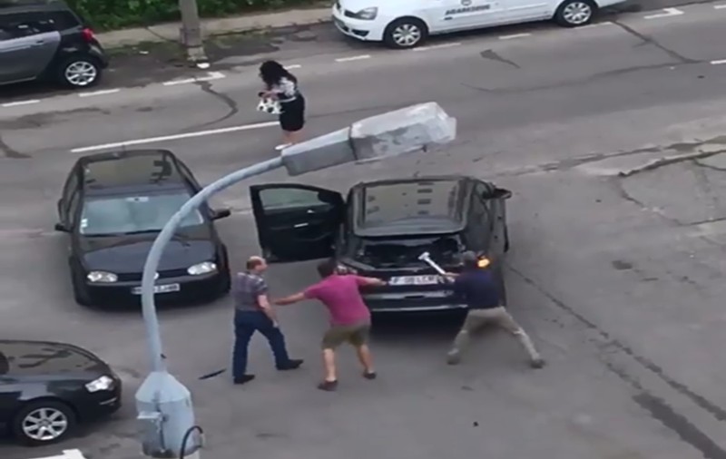 Un bărbat din Pitești și-a lovit vecinul cu un stâlp smuls de pe stradă. Violențele au fost filmate / VIDEO