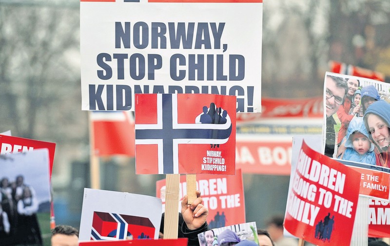 Culmea absurdităţii, atinsă în Norvegia: îţi pot lua copilul fiindcă nu ştii să-i faci omletă!
