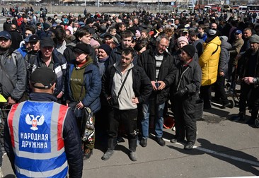 Locuitorii din Mariupol așteaptă să primească provizii și ajutor umanitar la Centrul de Ajutorare al rușilor, pe 15 aprilie 2022. Foto: Profimedia