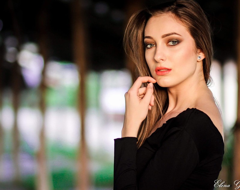 REPORTAJ/ Bianca Banu răstoarnă mitul tocilarului. Ar putea fi un model de succes, dar a ales să studieze la Sorbona