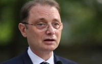 Luca Niculescu în sacou albastru închis