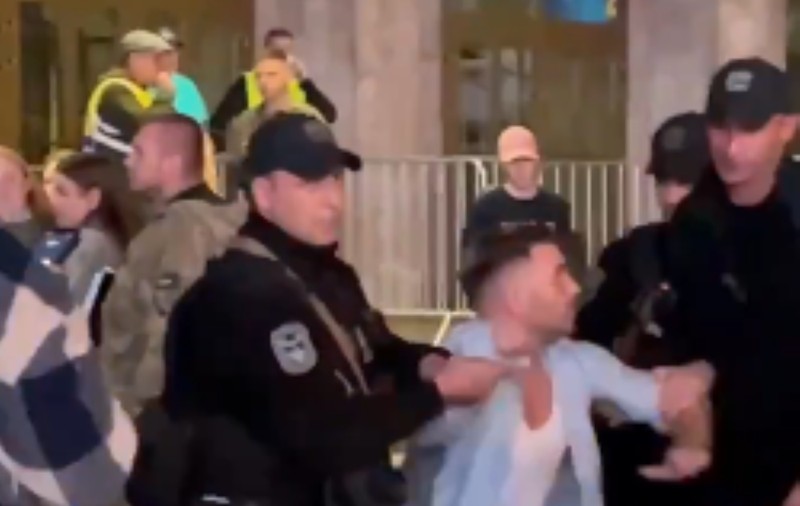 Ucraineni scoși din cluburile de noapte din Kiev și trimiși la înrolare | VIDEO