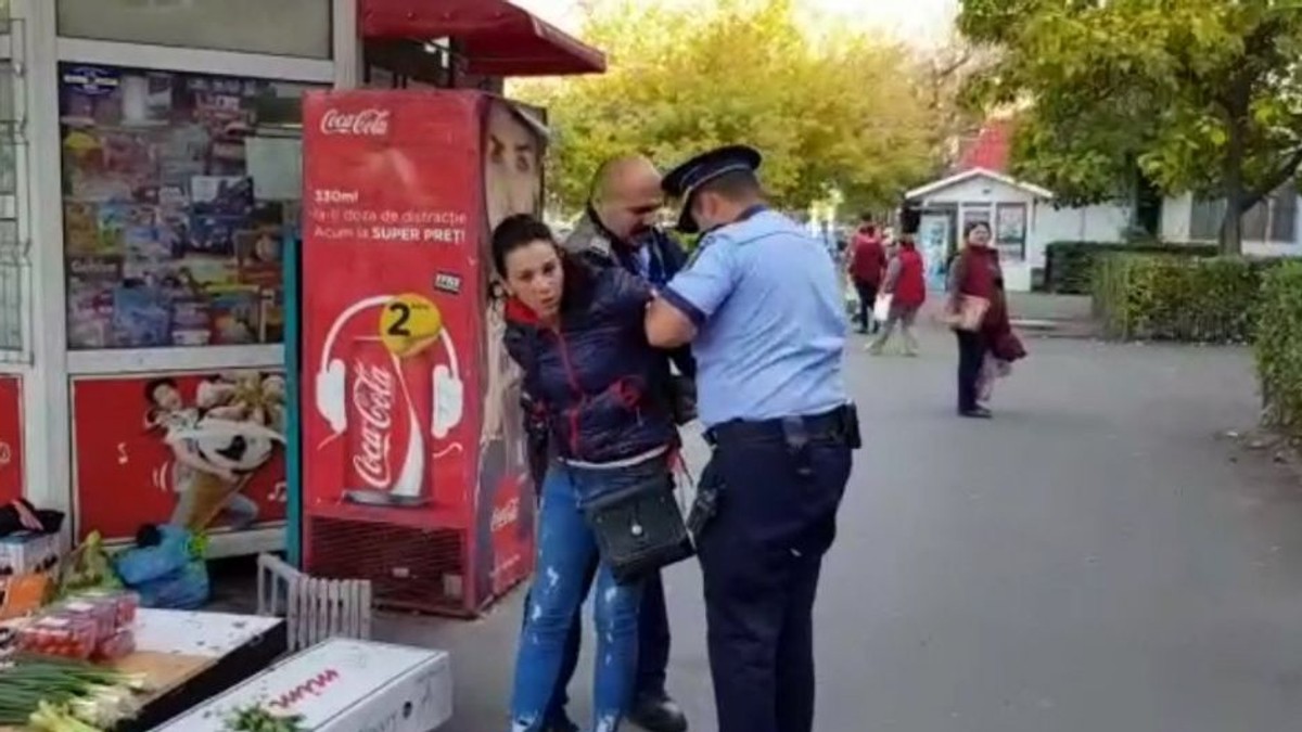 O tânără a fost încătușată de polițiști și dusă la secție, pentru că ar fi refuzat să-și strângă legumele de pe trotuar. S-a întâmplat la Ploiești