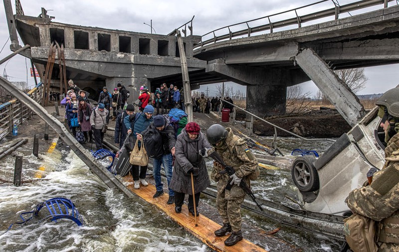 VIDEO | Un pod distrus, singura cale de ieșire din Irpin. 2.000 de oameni au fost evacuați luni din orașul de lângă Kiev