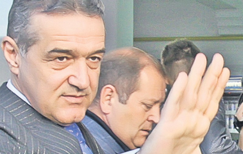 Gigi Becali va avea costum cu fir de aur pur