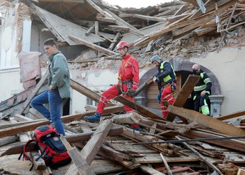 Salvatorii caută oameni sub dărâmături în orașul Petrinja FOTO: EPA-EFE/ANTONIO BAT