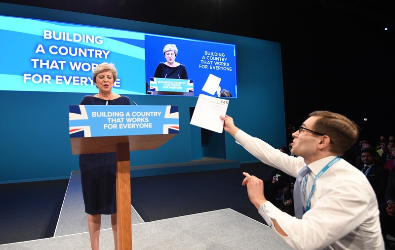 VIDEO |  Discurs despre Brexit al premierului Theresa May, distrus de tuse și de un farsor