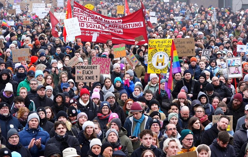Sute de mii de oameni ies în stradă în Germania în cadrul unei mobilizări naționale împotriva extremei drepte, cu trei săptămâni înainte de alegeri: „Nu rasismului, nu urii”