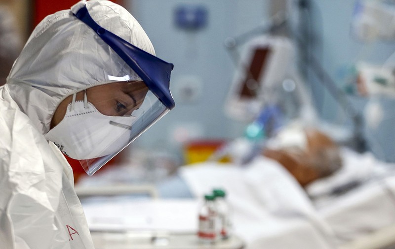 O gravidă infectată cu Covid-19 a născut un copil prematur la doar 6 luni și jumătate de sarcină. Medicii au reușit să-i salveze pe amândoi