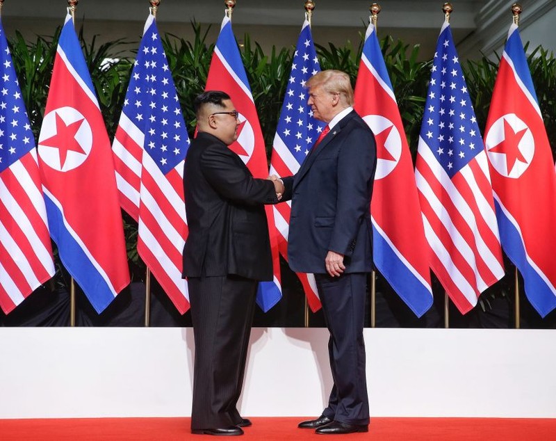 FOTO/ Momentul în care Donald Trump şi Kim Jong-un îşi strâng mâinile, înaintea discuţiilor