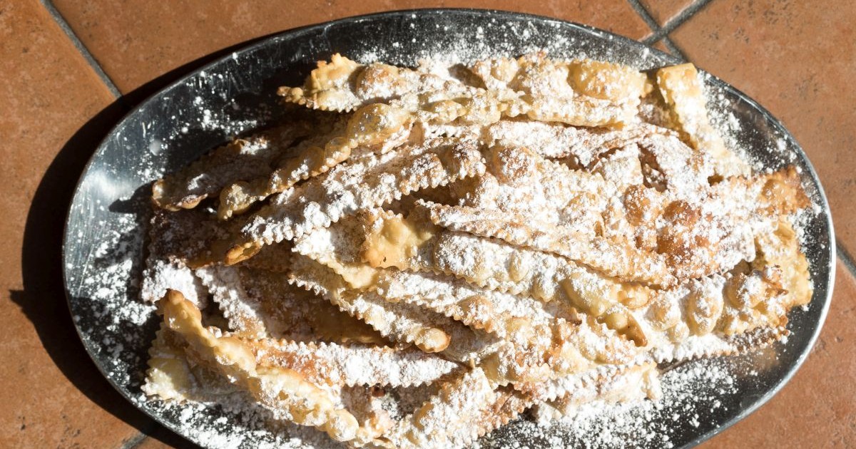 chiacchiere, un aluat tradițional prăjit de carnaval napolitan, Italia, 7 aprile 2024