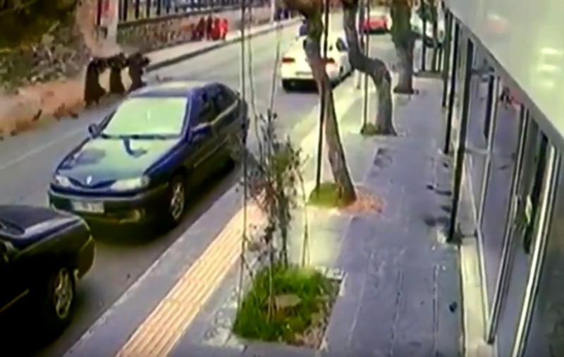 VIDEO VIRAL | Trei femei au scăpat miraculos cu viață după ce un zid s-a prăbușit chiar lângă ele