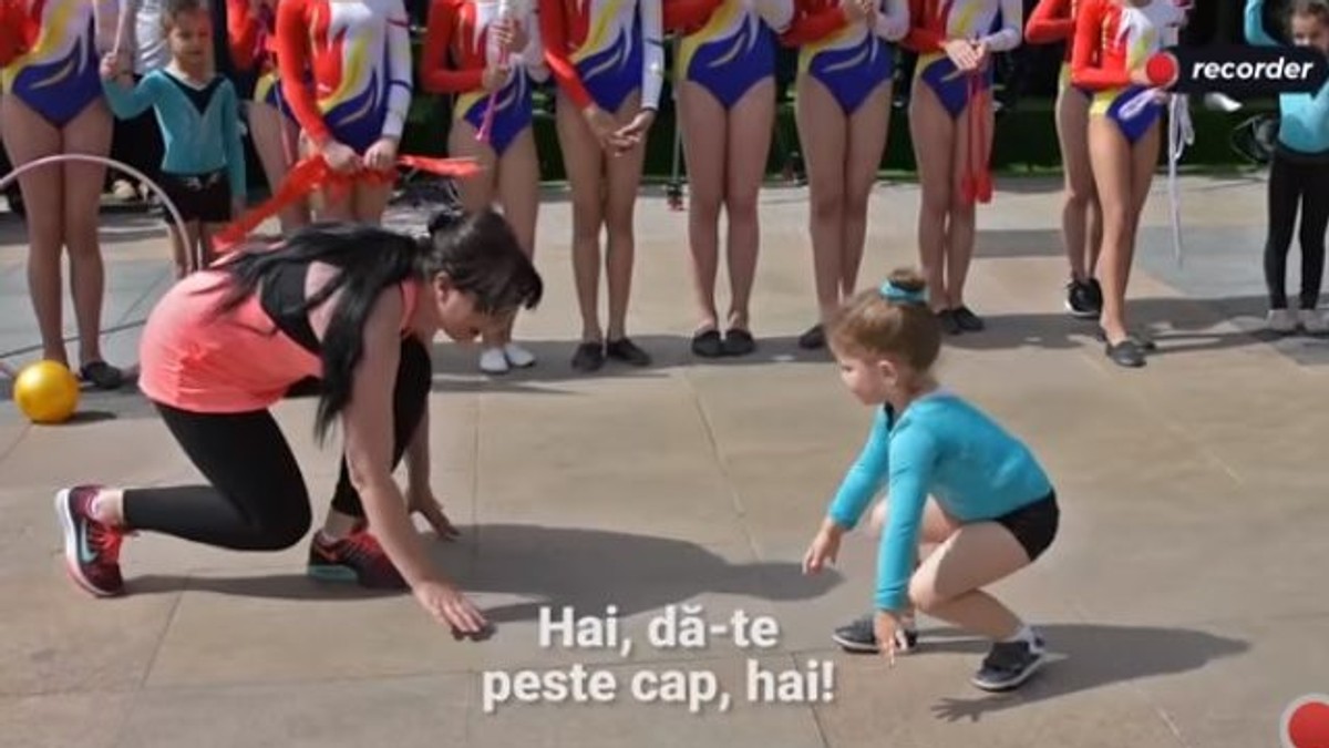 O fetiţă din Piteşti s-a dat peste cap în faţa premierului Viorica Dăncilă. Fetița și profesoara sa, în momentul în care micuța încerca să facă o tumbă