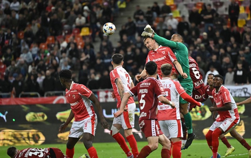 Dinamo a câștigat cu Rapid în Giulești și a urcat pe primul loc în Superligă