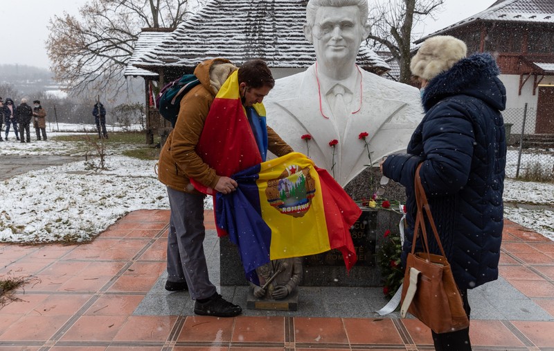 Acasă la Nicolae Ceaușescu, în Scornicești, de ziua fostului dictator. Ode, regrete și un oraș abandonat de oamenii plecați la muncă în afară