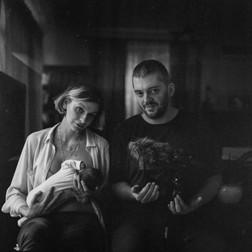 Paula și Andrei, împreună cu fiica lor | Fotografie de Răzvan Anton