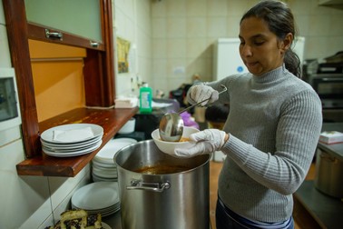 Alina pregătește bolurile cu ciorbă