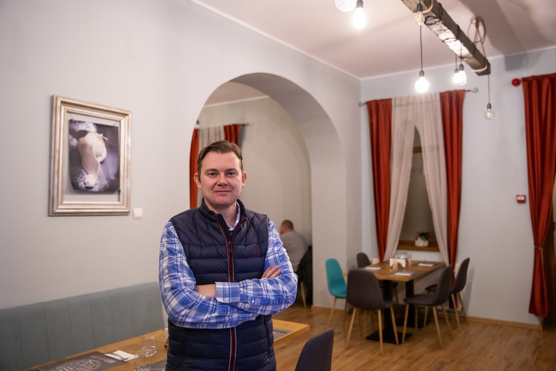 Daniel Sánta, soțul Mădălinei, s-a autointitulat „ofițer de presă” pentru că vorbește foarte mult despre Mădălina și restaurantul Szikra