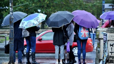 ploaie romania oameni cu umbrela semafor