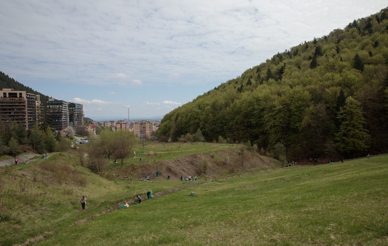 50 de ucraineni au strâns gunoaiele din locul preferat de picnic al brașovenilor, pentru 1 Mai. „Vă întoarcem ajutorul!”