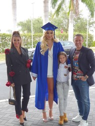 Anamaria Prodan, Reghe și băiețelul lor Laurențiu Jr au însoțit-o pe Sarah la festivitatea de premiere