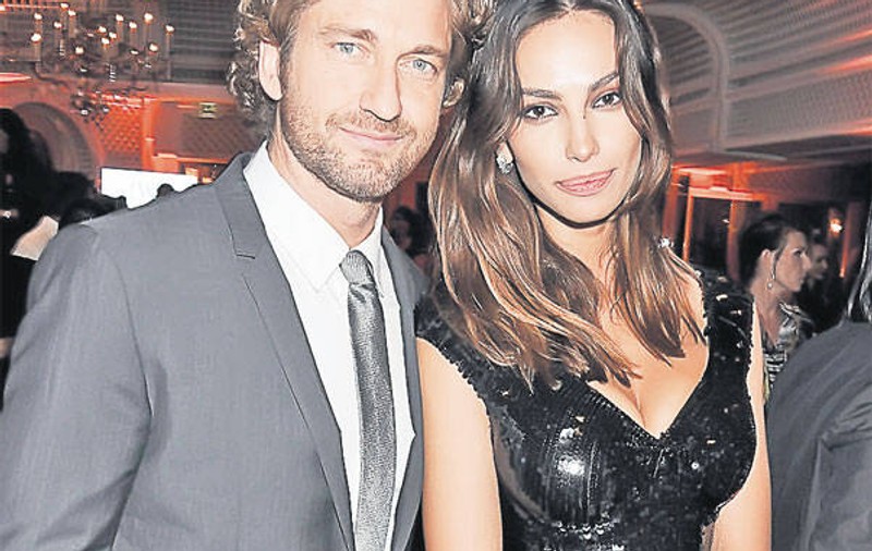 Mădălina Ghenea A FOST CERUTĂ ÎN CĂSĂTORIE de actorul Gerard Butler! Vezi cum arată INELUL DE LOGODNĂ! Foto în articol